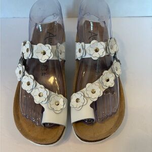 Autenti white leather floral toe loop sandals size 37 6.5 NIB